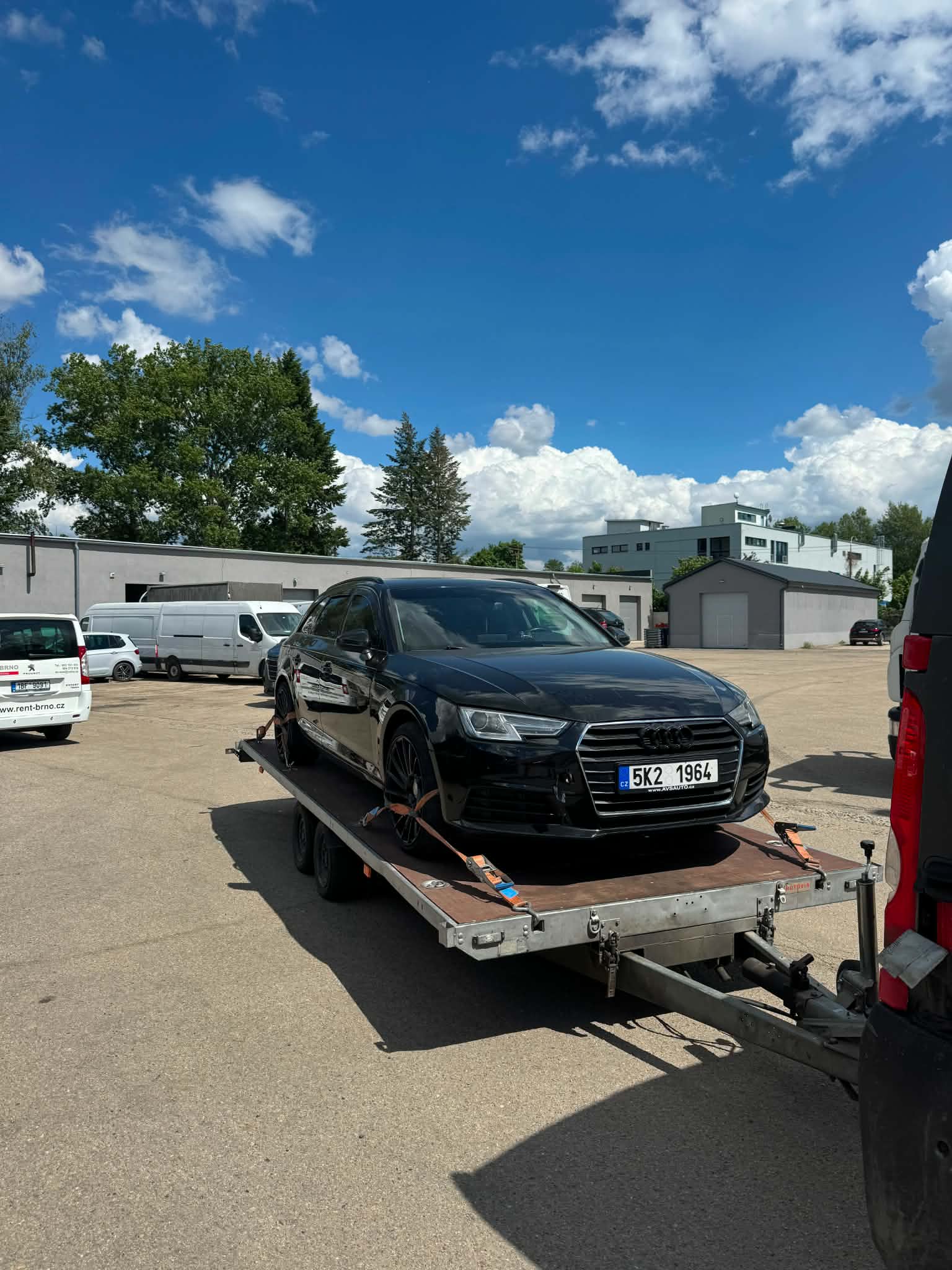 Odtah vozidla Audi na plošinovém přívěsu