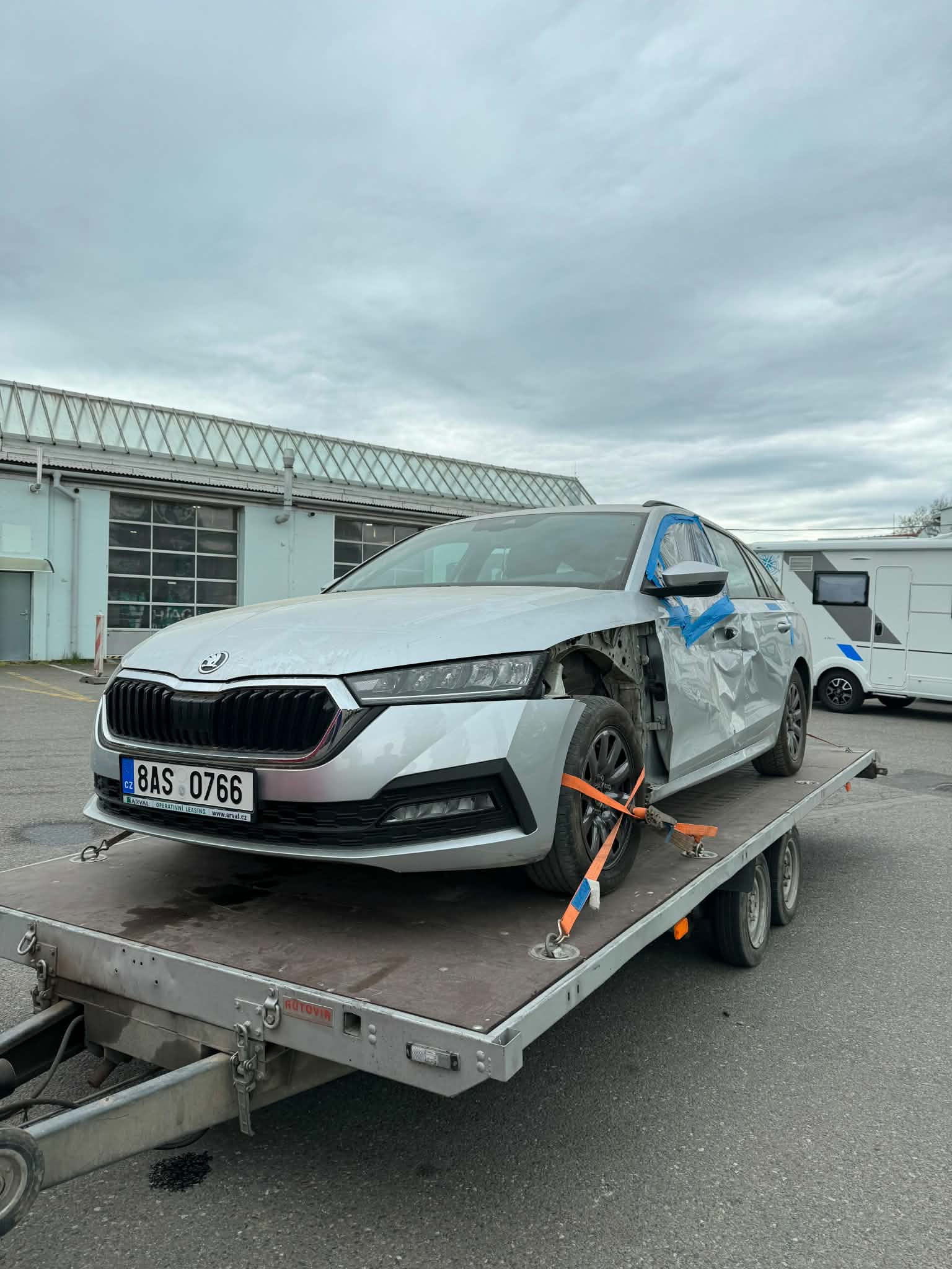 Odtah havarovaného vozidla Škoda na plošinovém přívěsu